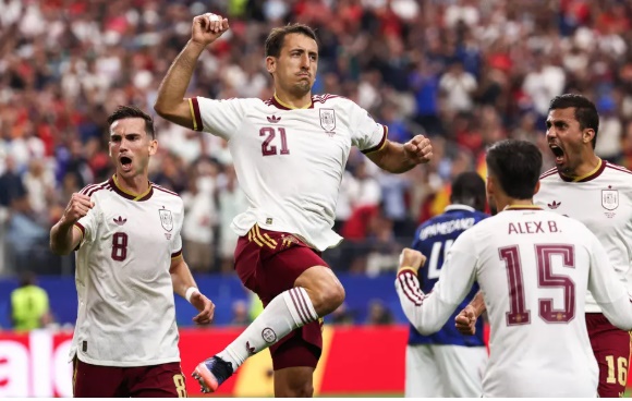Jogadores da Espanha comemoram a vitória por 2 a 0 sobre a França e a classificação para a final da Copa do Mundo.