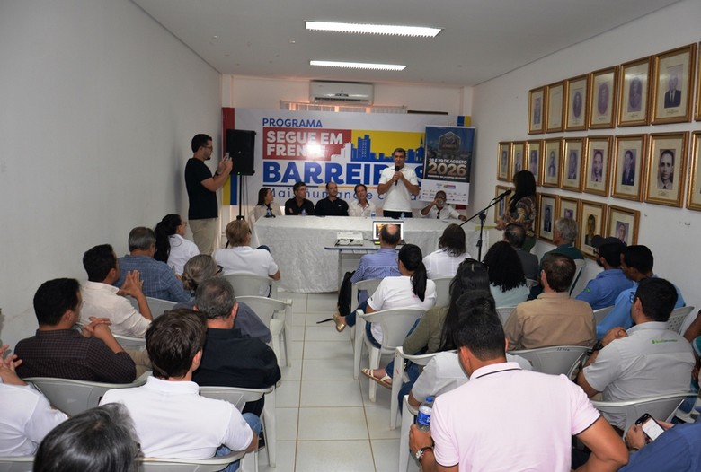 Autoridades municipais, representantes da Acrioeste e lideranças do agronegócio durante o lançamento oficial do 1º Fórum de Pecuária da Bahia, realizado no auditório da Prefeitura de Barreiras.