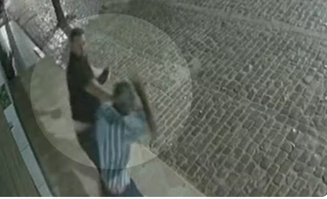 Homem de 64 anos sendo perseguido e agredido com golpes de capacete e chutes em uma rua de Jaborandi, no Oeste da Bahia, conforme imagens de câmera de segurança.
