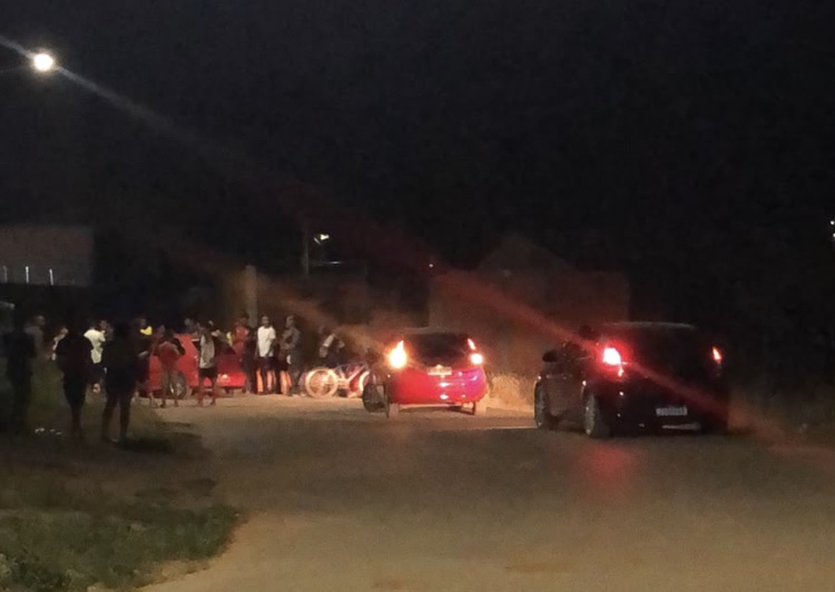 Viaturas das forças de segurança no local onde um homem foi morto a tiros dentro de um carro na Vila Amorim, em Barreiras.