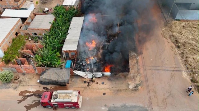 Corpo de Bombeiros combate incêndio em depósito no bairro Boa Vista, em Luís Eduardo Magalhães, no oeste da Bahia.