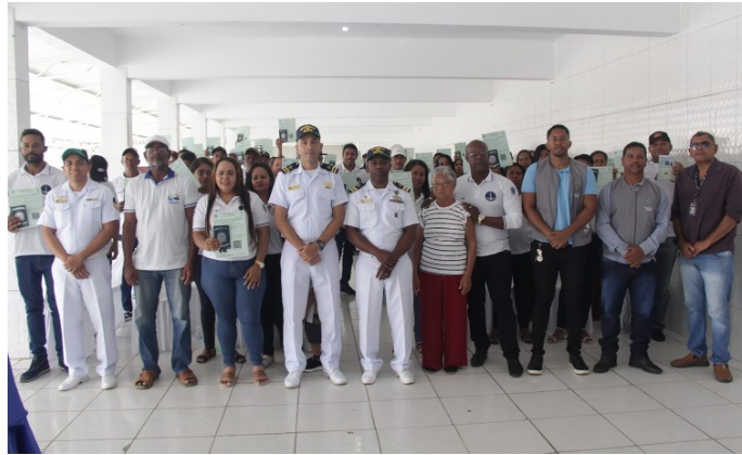 Formandos do curso de pescadores profissionais promovido pela Agência Fluvial da Marinha de Bom Jesus da Lapa durante cerimônia de certificação em Carinhanha.