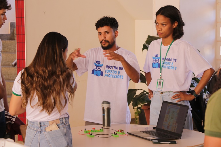 Estudantes e servidores da UFOB durante evento acadêmico no Campus Reitor Edgard Santos, em Barreiras, com inscrições abertas para monitoria voluntária da Mostra de Cursos e Profissões 2026.