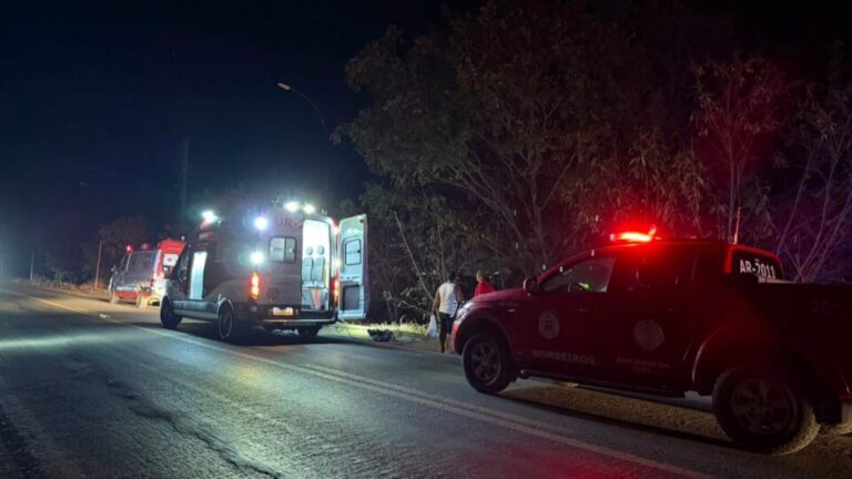 Bombeiros do 20º BBM realizam resgate em altura de motociclista que caiu em ribanceira às margens da BR-349, em Bom Jesus da Lapa.