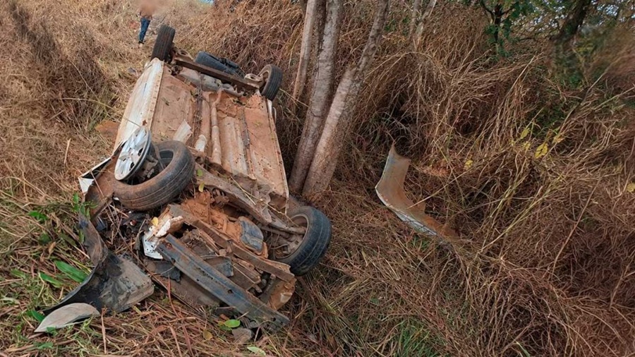 Carro capotado às margens da BR-242, no Anel Viário de Barreiras, após motorista tentar desviar de uma carreta.