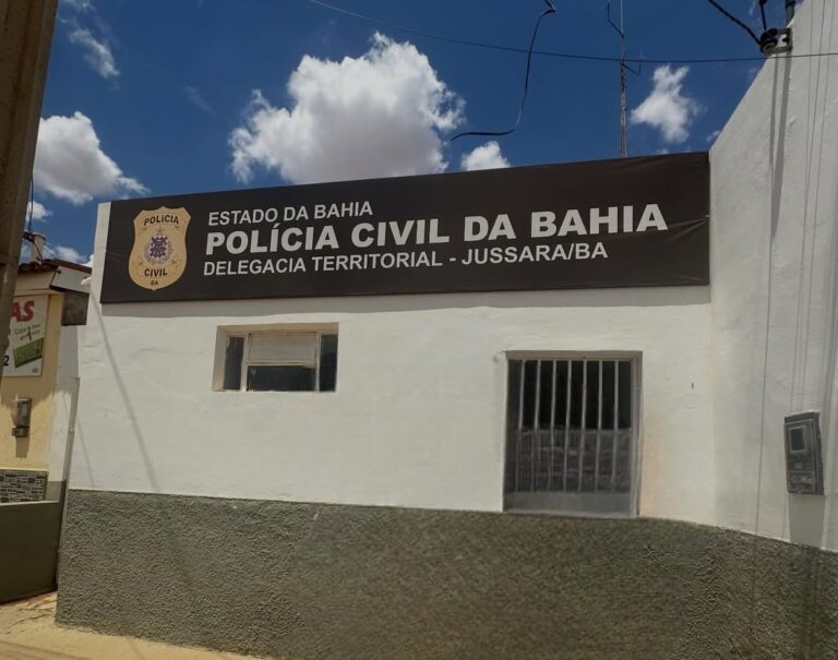 Policiais civis durante a Operação Positus que resultou na prisão de um foragido da Justiça em Jussara, na Bahia.