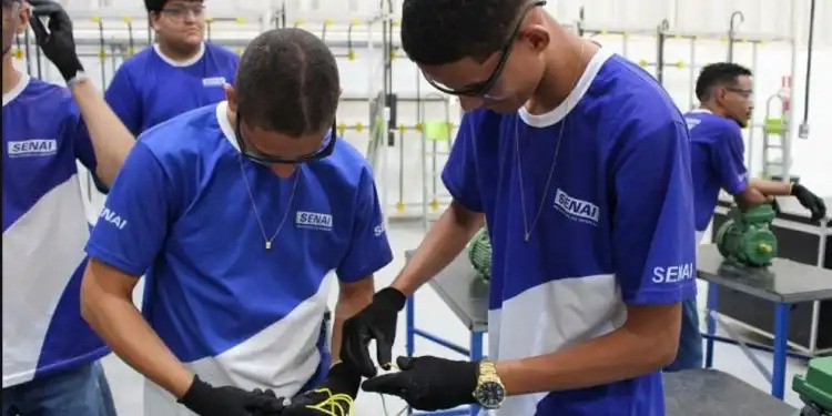 Jovens participam de atividade prática em laboratório do SENAI Bahia durante curso de Aprendizagem Industrial Básica.