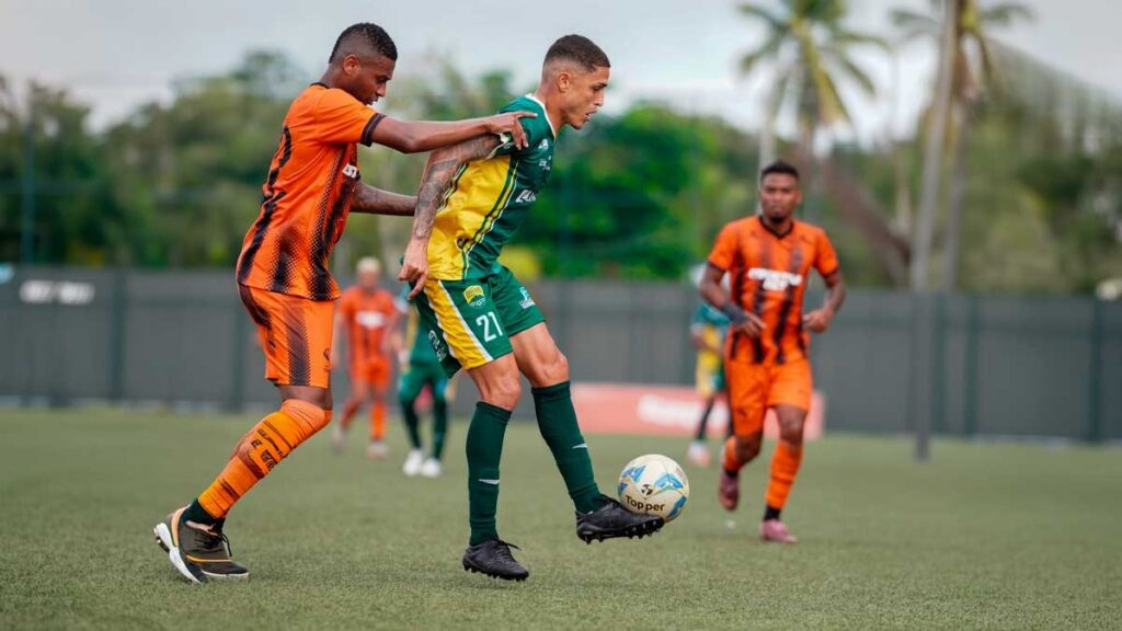 Jogadores de SSA FC e Barreiras FC disputam lance durante partida da Série B do Campeonato Baiano em Feira de Santana.
