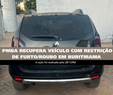 Policiais militares da 28ª CIPM ao lado de veículo recuperado durante a Operação Força Total em Buritirama, no oeste da Bahia.
