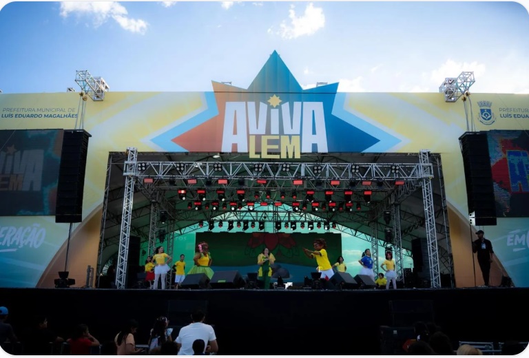 Multidão acompanha os shows do AVIVA LEM 2026 durante a celebração do Dia do Evangélico em Luís Eduardo Magalhães, evento que reuniu cerca de 120 mil pessoas.