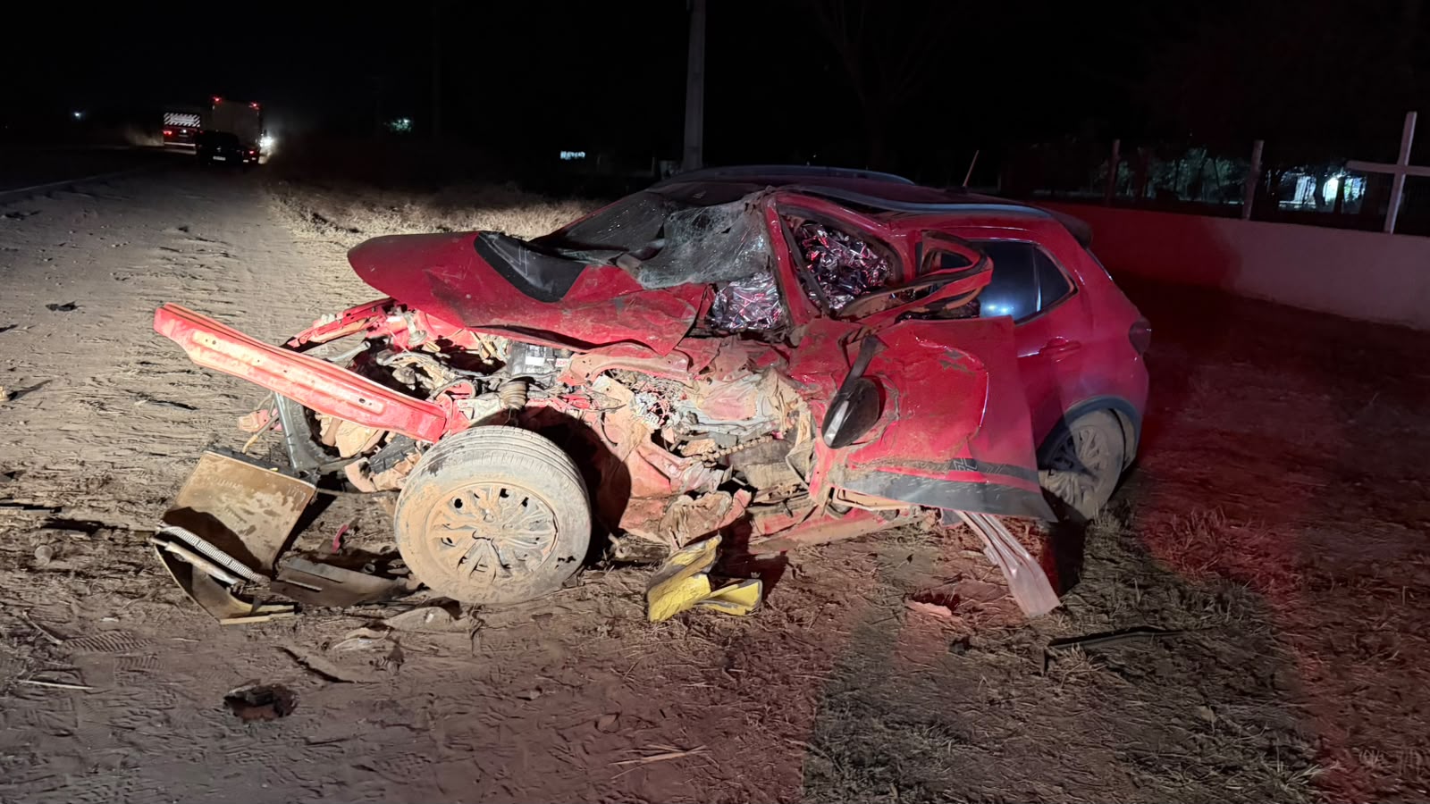 Carro envolvido em acidente com caminhão na BA-160, em Ibotirama