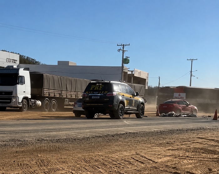 Acidente envolvendo uma carreta e duas motocicletas na BR-135, em Barreiras, deixou duas pessoas mortas e uma gravemente ferida.