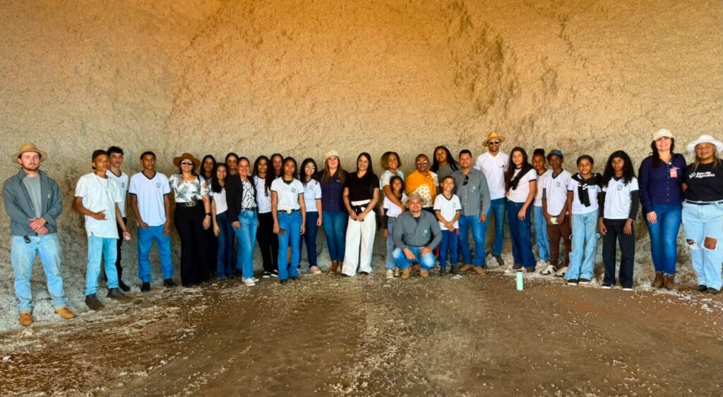 Alunos de escolas municipais de Formosa do Rio Preto visitam a Fazenda Cabreúva e conhecem atividades e profissões ligadas ao agronegócio.