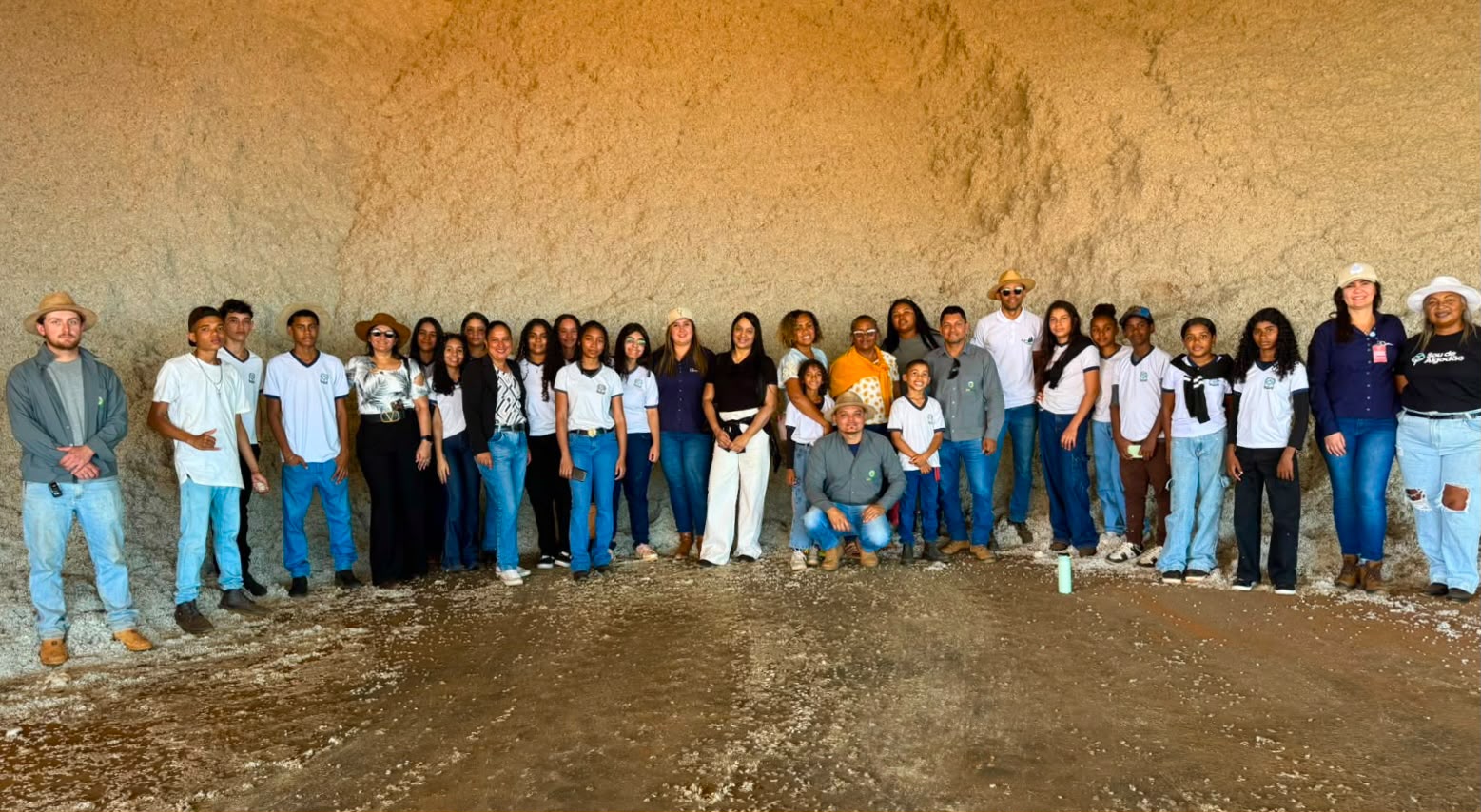 Alunos de escolas municipais de Formosa do Rio Preto visitam a Fazenda Cabreúva e conhecem atividades e profissões ligadas ao agronegócio.