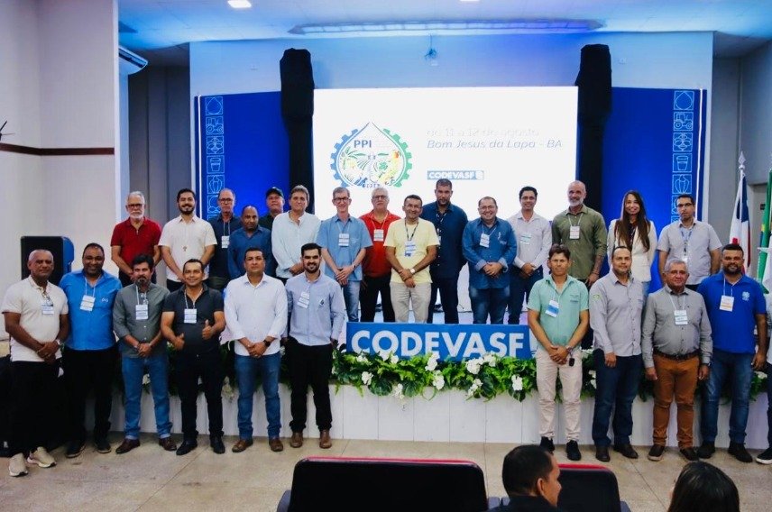 Participantes do encontro da Codevasf em Bom Jesus da Lapa durante debates sobre irrigação pública e agricultura irrigada.