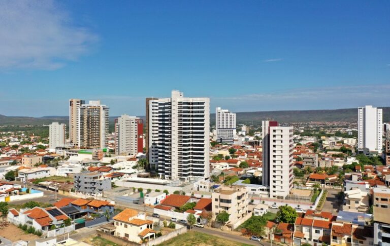 Calor intenso e baixa umidade do ar atingem municípios do oeste da Bahia.