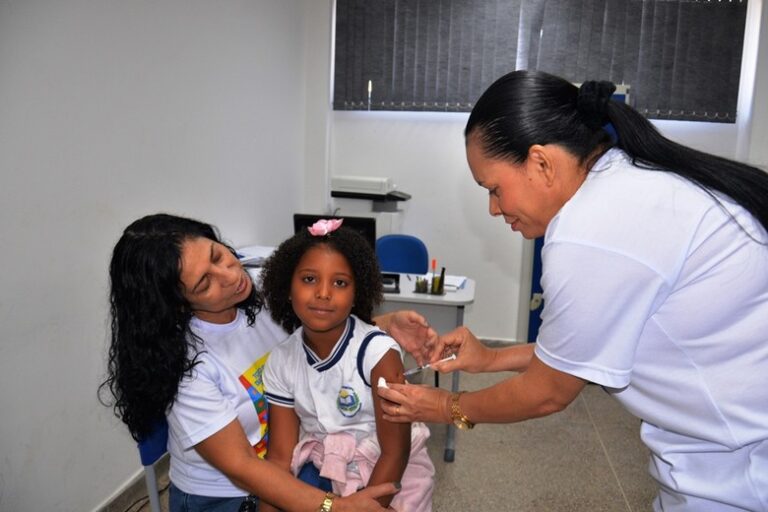 Profissionais da saúde aplicam vacinas em crianças durante a Campanha Nacional de Multivacinação 2026 em uma unidade de saúde de Barreiras, reforçando a proteção contra doenças imunopreveníveis.