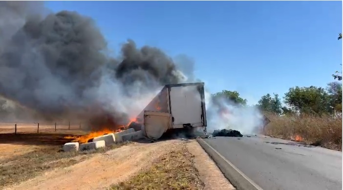 Carreta carregada de algodão é atingida por incêndio na BA-459, conhecida como Anel da Soja.