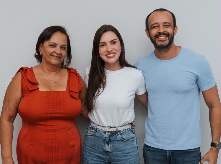 Cinthya Marabá ao lado de lideranças políticas durante articulação de apoio à sua candidatura a deputada estadual na Bahia.