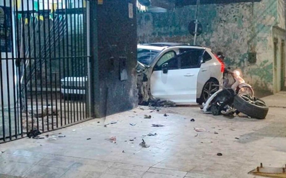 Veículo após colisão na Avenida Antônio Carlos Magalhães, em Barreiras, que terminou com danos à fachada de um estabelecimento comercial.