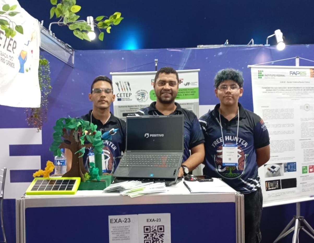Estudantes do CETEP da Bacia do Rio Grande, de Barreiras, apresentam projeto de inteligência artificial para monitoramento da saúde de árvores durante a SBPC Jovem, em Niterói (RJ).