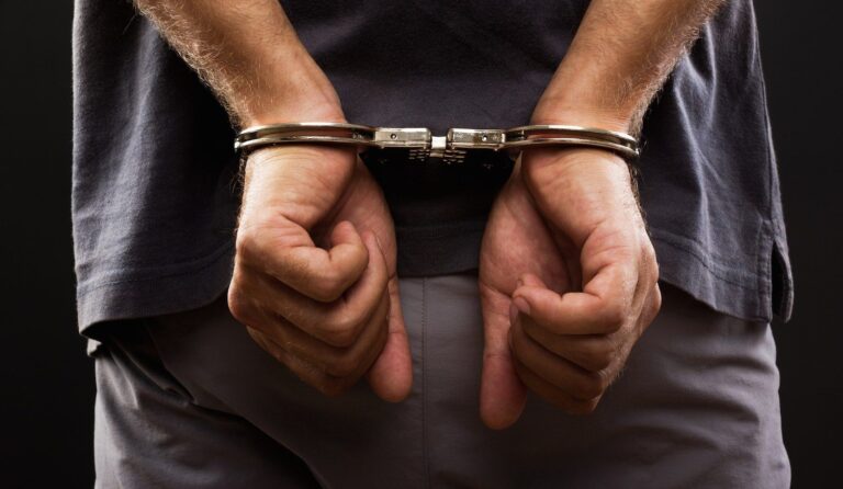 Policiais militares do PETO durante ação que resultou na prisão de homem com mandado judicial em aberto, em Barreiras.