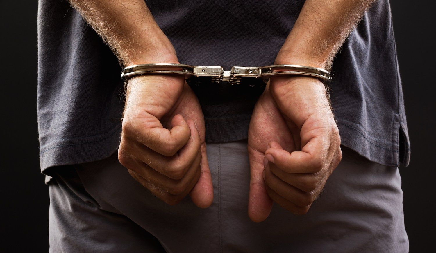 Policiais militares do PETO durante ação que resultou na prisão de homem com mandado judicial em aberto, em Barreiras.