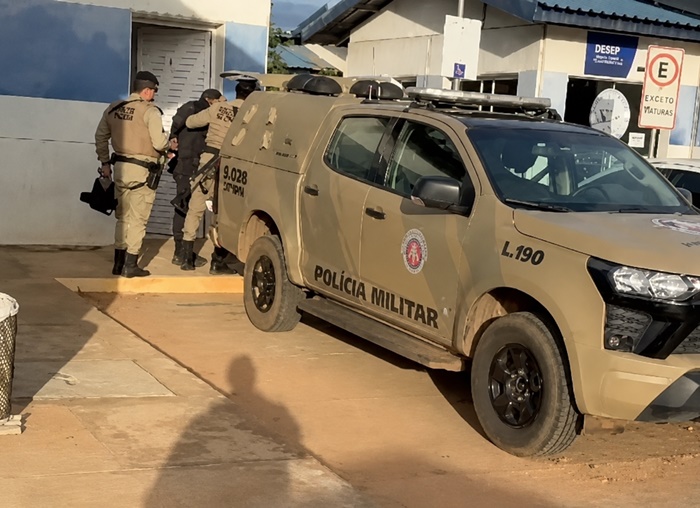 Policiais do 27º BPM prendem homem de 33 anos com mandado de prisão em aberto no bairro Santa Cruz, em Luís Eduardo Magalhães.