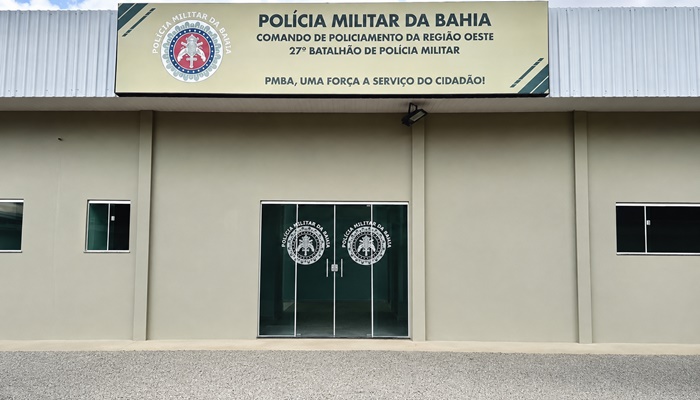 Policiais do 27º BPM durante ação de segurança em Luís Eduardo Magalhães, onde um homem com mandado de prisão por estupro foi preso.