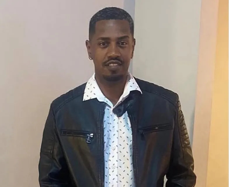 Viatura da Polícia Civil durante atendimento a uma ocorrência de homicídio no Centro de Ibipeba, na região de Irecê, após um homem de 35 anos ser morto a tiros.