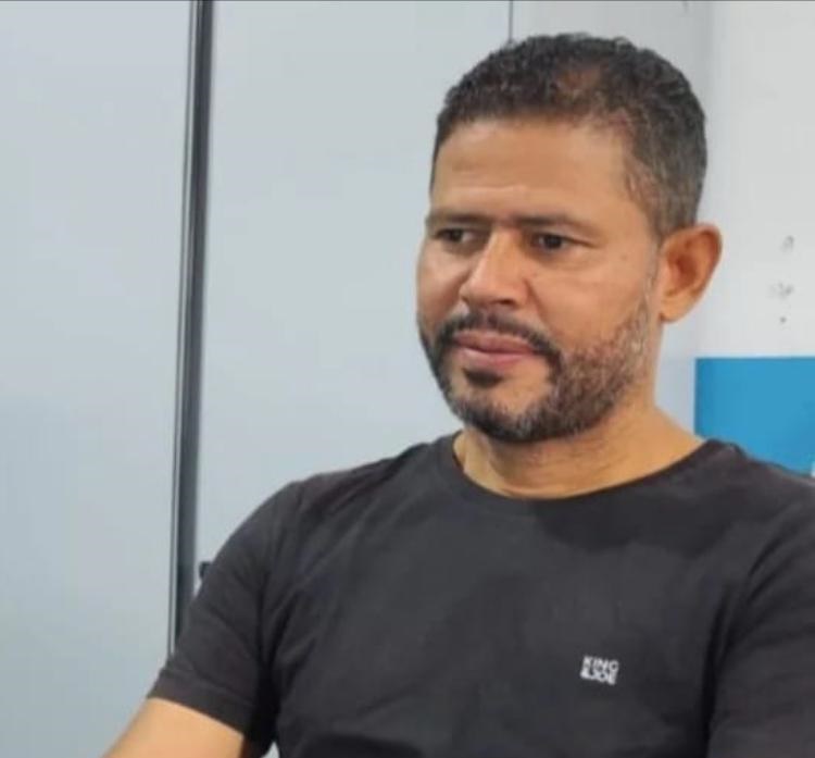 Viatura da Polícia Militar no local onde um homem de 47 anos foi morto a tiros dentro de uma residência no povoado de Lagoa do Zeca, em Canarana, na região de Irecê.