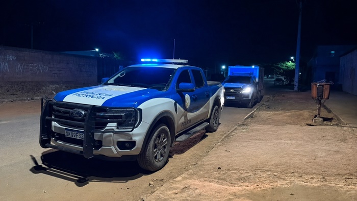 Movimentação de equipes da Polícia Militar e do SAMU no local onde um homem foi morto a tiros no bairro Santa Cruz, em Luís Eduardo Magalhães.