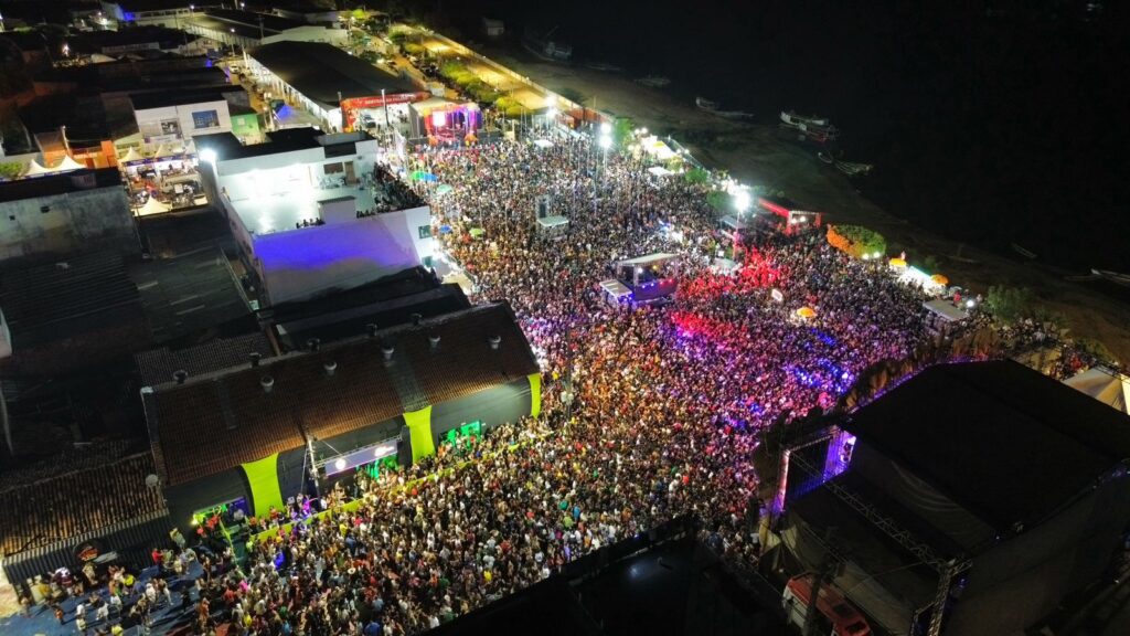 Público acompanha programação do Ibotifolia 2026 em Ibotirama, no oeste da Bahia.