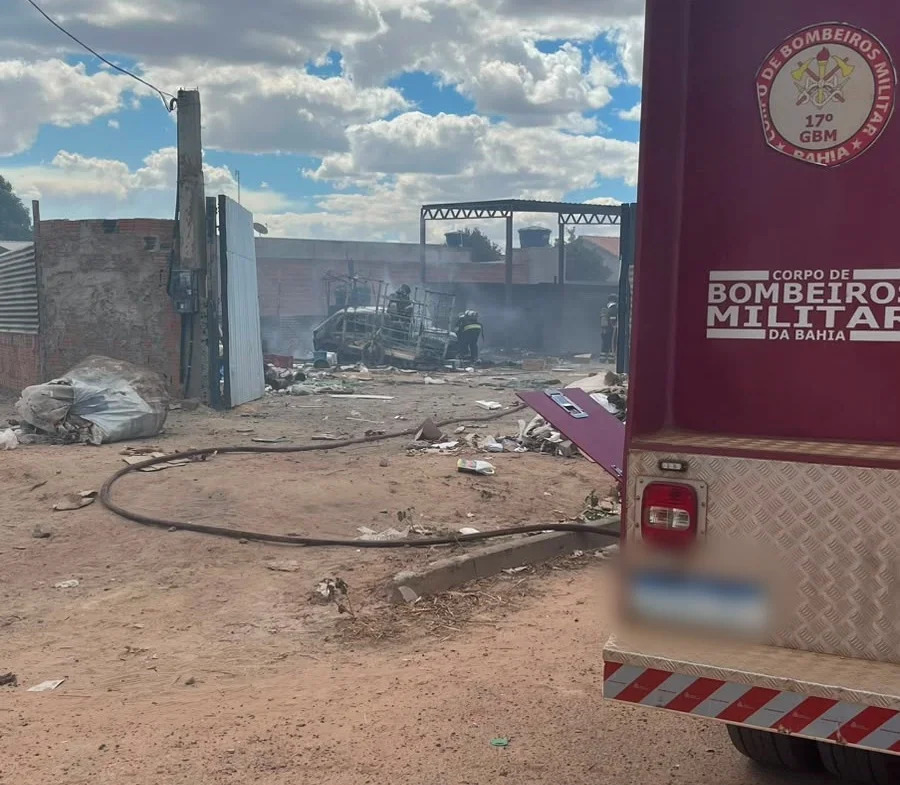 Bombeiros combatem incêndio que atingiu área de armazenamento de materiais recicláveis em Luís Eduardo Magalhães.