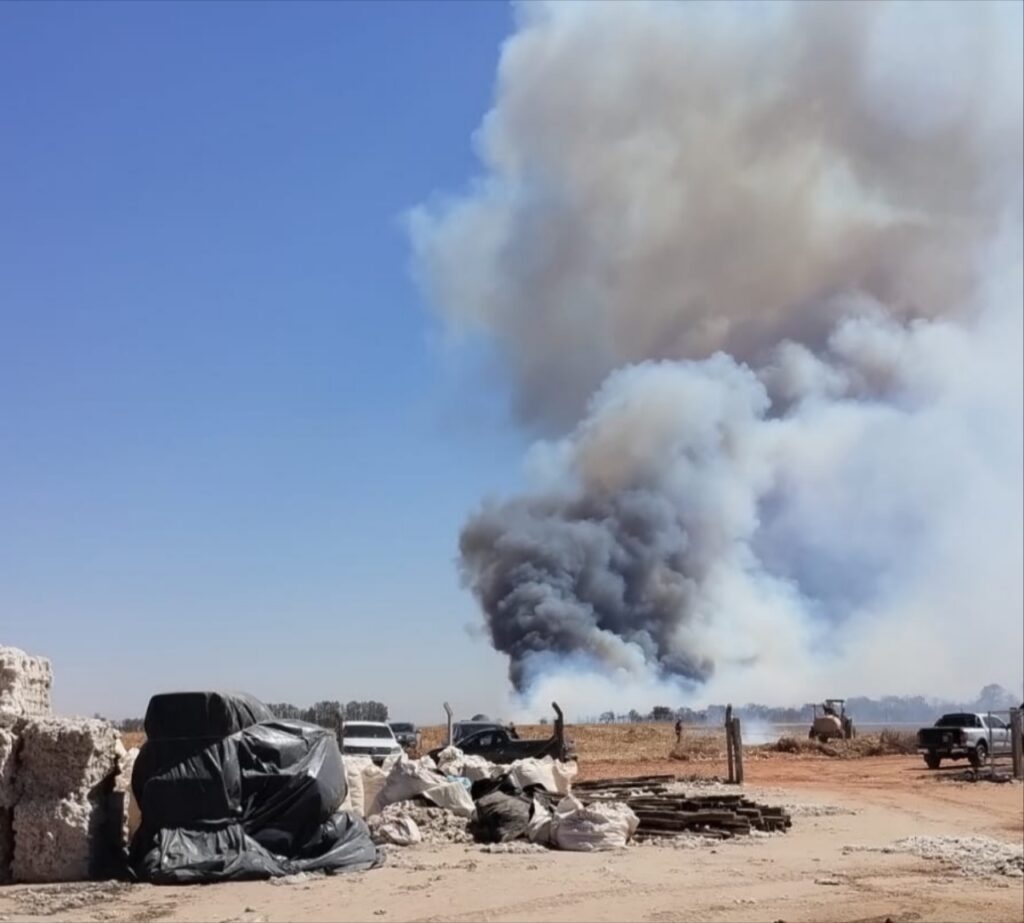 Bombeiros combatem incêndio de grandes proporções em algodoeira às margens da BR-242, em Luís Eduardo Magalhães.
