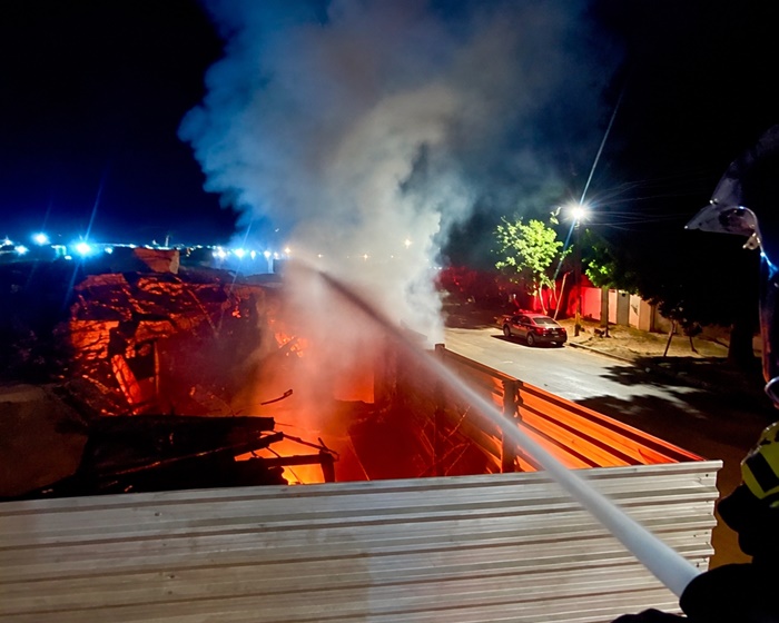 Bombeiros militares combatem incêndio em empresa de reciclagem no bairro Santa Cruz, em Luís Eduardo Magalhães.