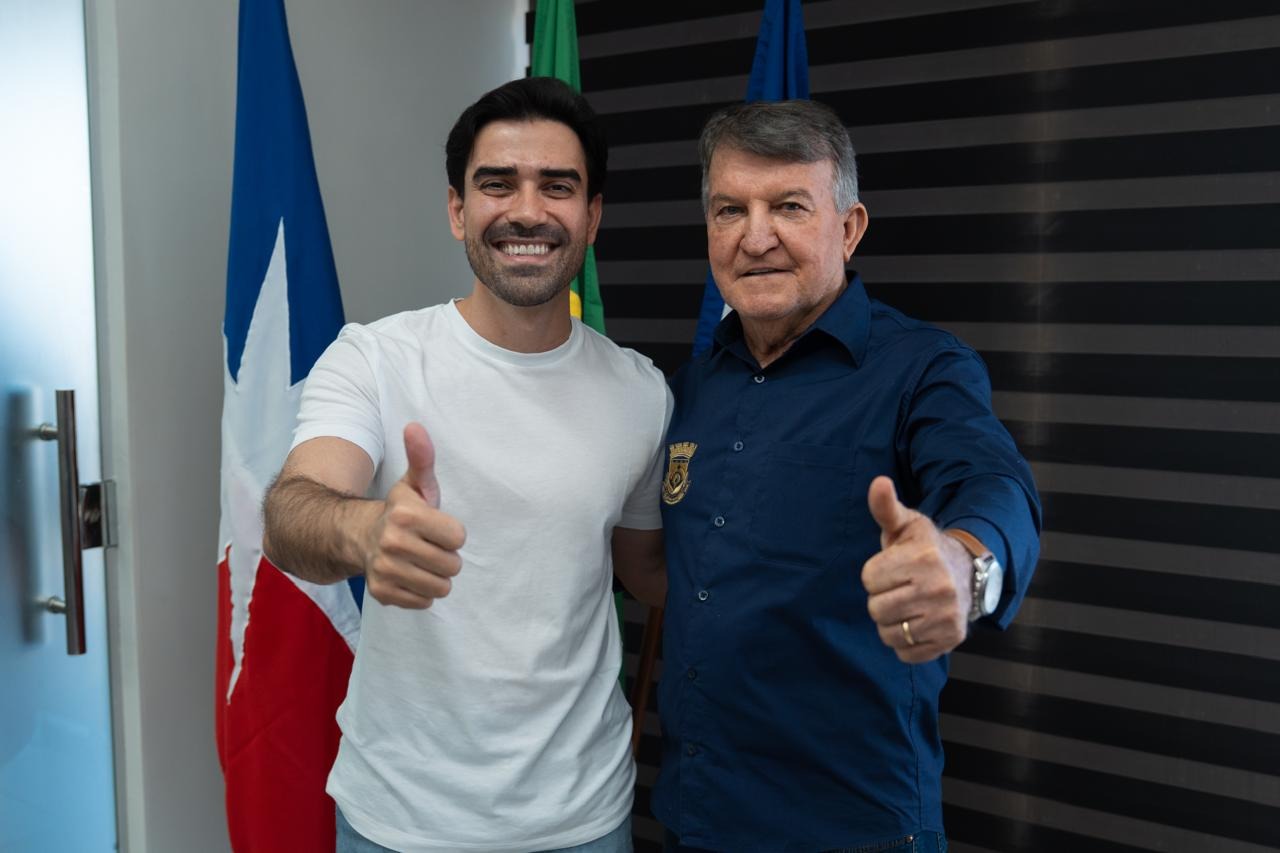Jaime Cappellesso ao lado do prefeito Junior Marabá durante anúncio de sua posse como novo chefe de Gabinete da Prefeitura de Luís Eduardo Magalhães.
