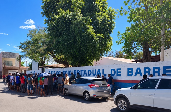 Viaturas da Polícia Militar e equipes do DPT em frente à Escola Estadual de Barreirinhas durante a investigação de um homicídio em Barreiras.