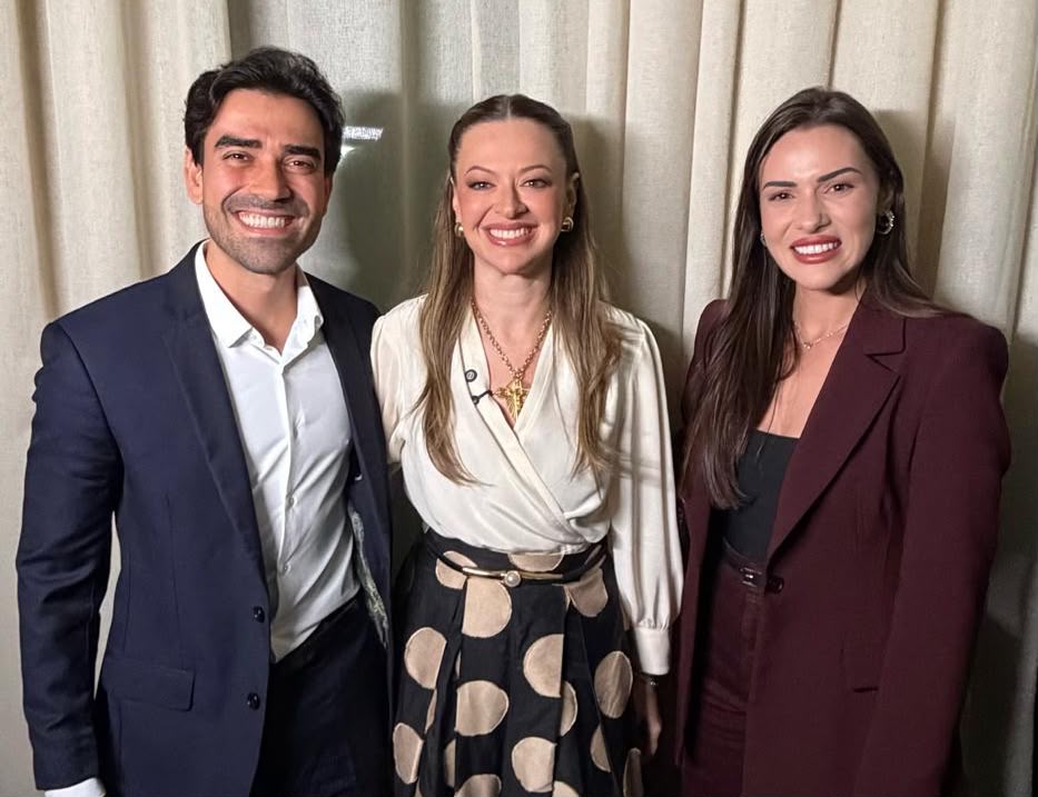Junior Marabá e Cinthya Marabá ao lado de Isabela Suarez durante a celebração dos 215 anos da Associação Comercial da Bahia.