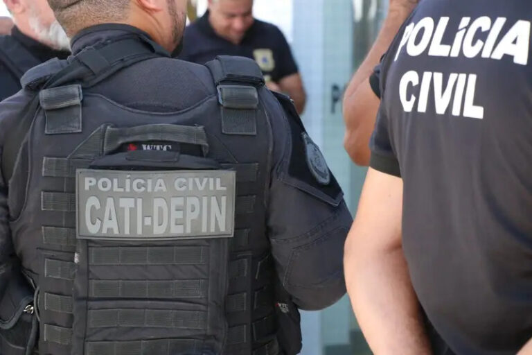 Policiais civis durante operação que resultou na prisão de um homem apontado como líder de facção criminosa no Assentamento do Rio Preto, em Santa Rita de Cássia, no Oeste da Bahia.