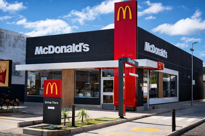 Fachada de uma unidade do McDonald’s, destacando a abertura de 16 vagas de emprego para atendente de restaurante em Barreiras, no Oeste da Bahia.