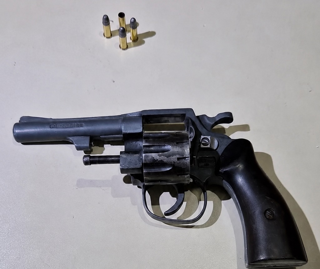 Policiais militares realizam abordagem durante Operação Paz no Trânsito em Barreiras após motociclista ser detido com arma de fogo e sinais de embriaguez.