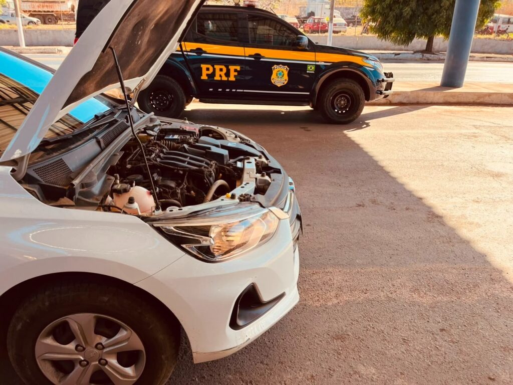 Agentes da PRF e PM durante apreensão de veículo clonado em Barreiras, no oeste da Bahia.