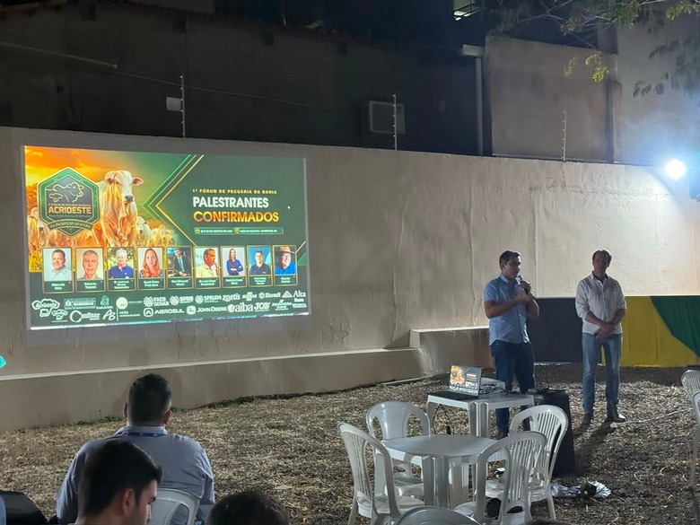 Prefeito Otoniel Teixeira e representantes da Acrioeste durante o lançamento do 1º Fórum da Pecuária da Bahia, com apresentação da grade de palestrantes em Barreiras.