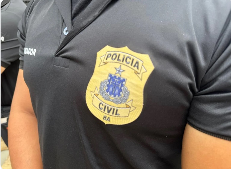 Policiais civis durante ação de busca e apreensão em investigação sobre homicídio ocorrido em Cotegipe, no oeste da Bahia.