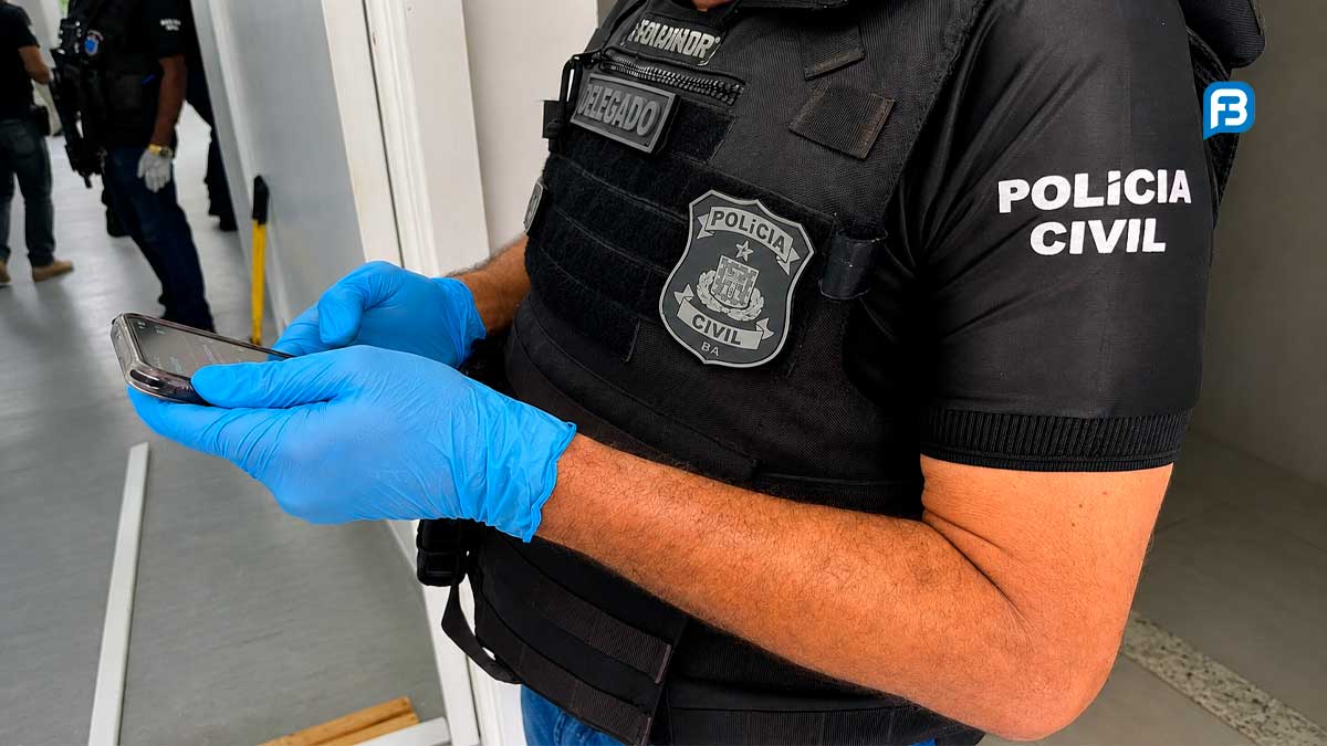Viatura da Polícia Civil durante cumprimento de mandado de busca e apreensão em investigação de importunação sexual contra adolescentes em Correntina, no oeste da Bahia.