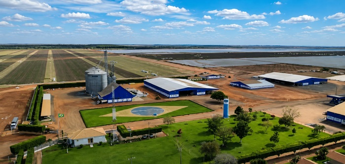 Produtores de algodão em área cultivada no Cerrado baiano durante atividade agrícola, representando as fazendas certificadas pelo Programa Algodão Brasileiro Responsável (ABR).