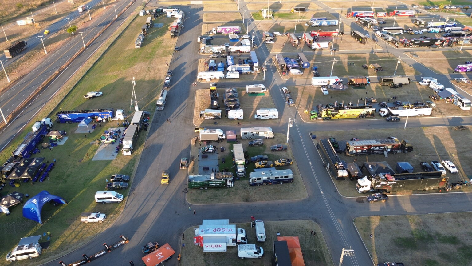 Estrutura do Rally dos Sertões 2026 montada no Complexo da Bahia Farm Show, em Luís Eduardo Magalhães