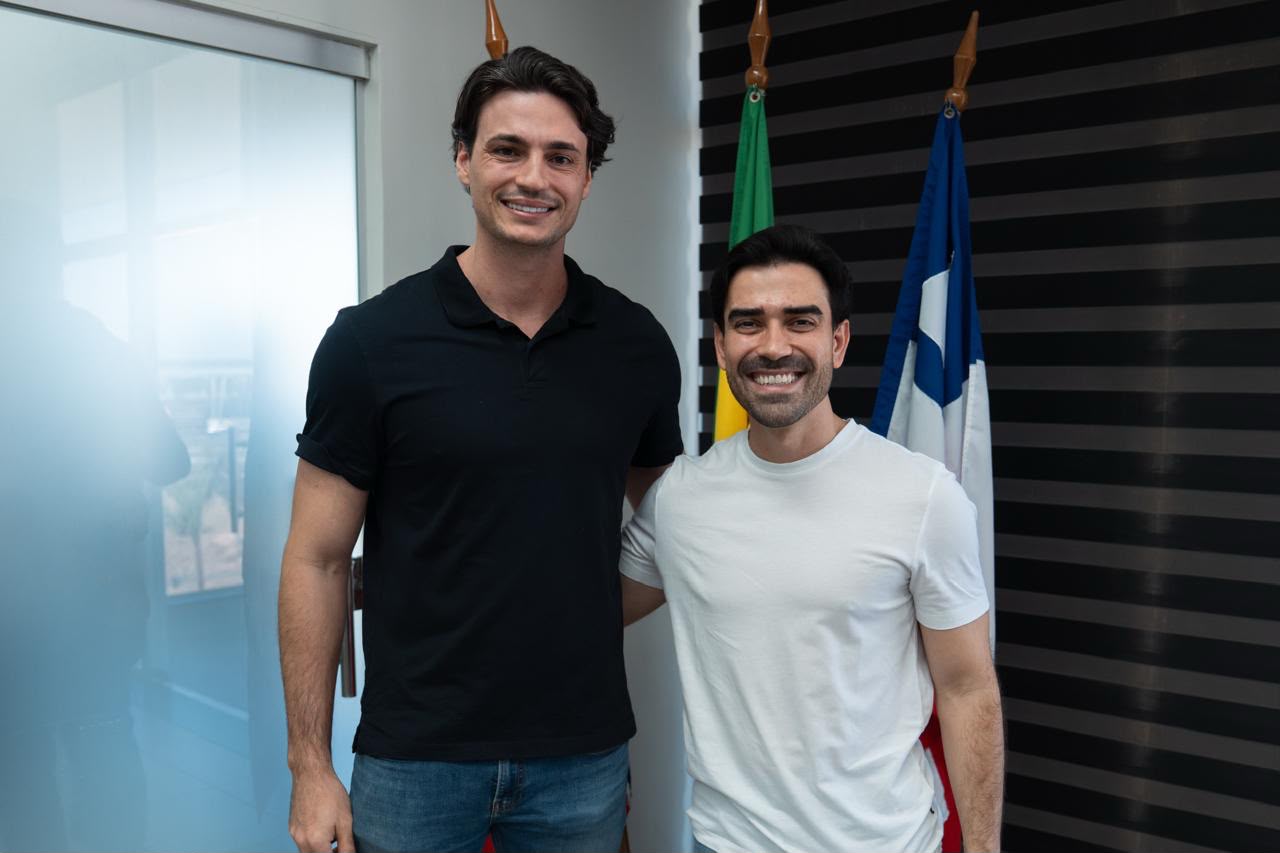 Ramon Fontana durante anúncio como novo secretário de Agricultura de Luís Eduardo Magalhães ao lado do prefeito Junior Marabá.