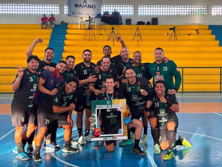 Atletas da equipe adulta masculina de handebol de Luís Eduardo Magalhães comemoram conquista do título da Conferência Princesa do Sertão